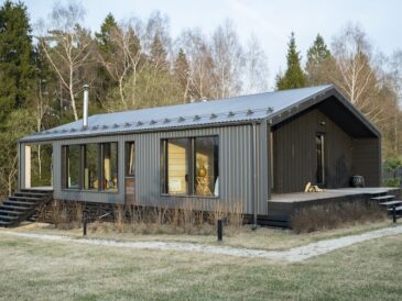 Attefallshus med stora glaspartier