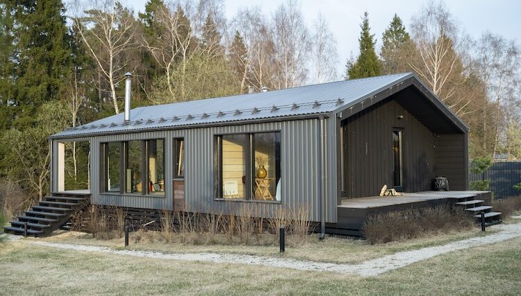 Attefallshus med stora glaspartier