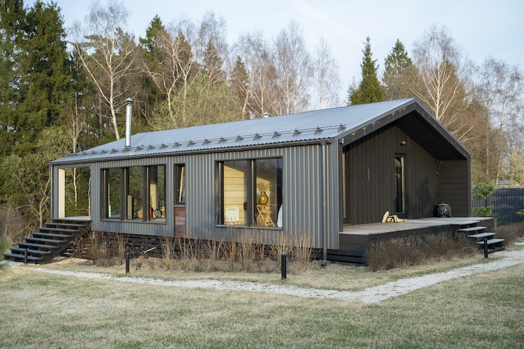 Attefallshus med stora glaspartier