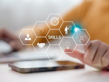 Person vid dator på utbildning