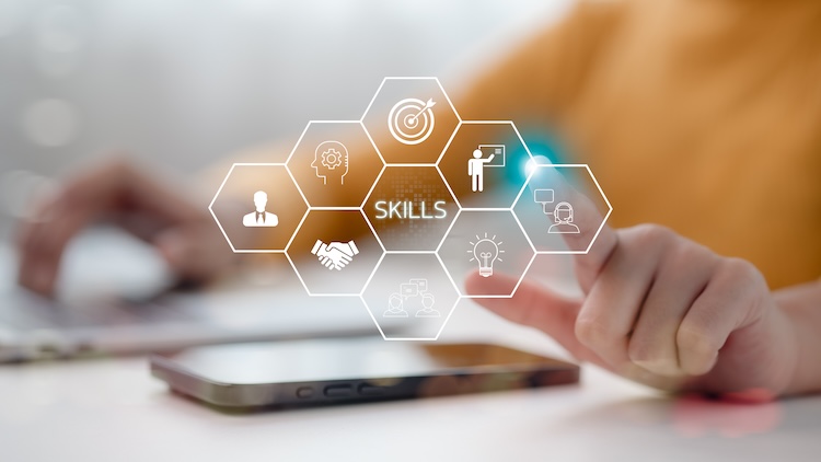 Person vid dator på utbildning