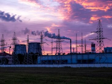 Högspänningsledningar och elmaster vid solnedgång