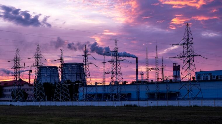 Högspänningsledningar och elmaster vid solnedgång