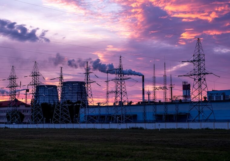 Högspänningsledningar och elmaster vid solnedgång