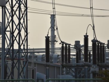 Elektrisk utrustning och kraftledningar vid industrianläggning i närbild