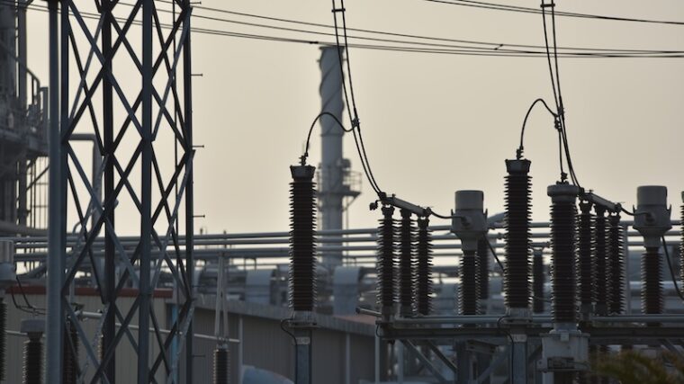 Elektrisk utrustning och kraftledningar vid industrianläggning i närbild