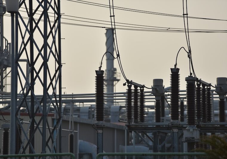 Elektrisk utrustning och kraftledningar vid industrianläggning i närbild