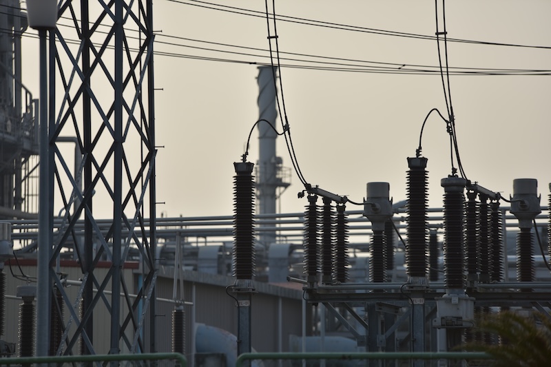 Elektrisk utrustning och kraftledningar vid industrianläggning i närbild