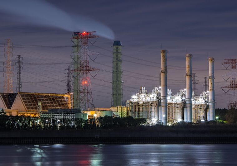 Kraftledningar och industribyggnader med digitalt nätverk och ljuspunkter