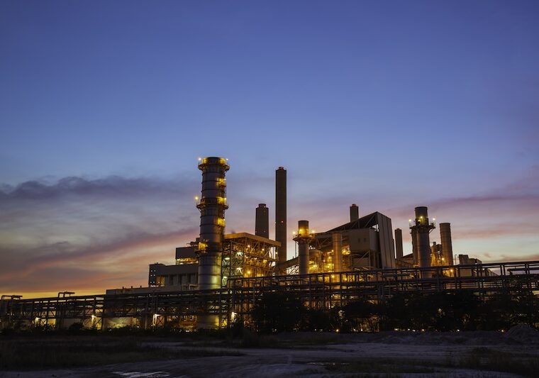 Industri syns under skymning