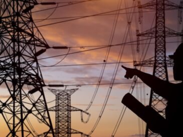 Industrianläggning med ledningar och elnät i kvällsmiljö