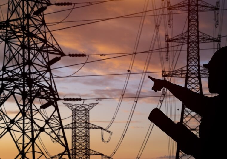 Industrianläggning med ledningar och elnät i kvällsmiljö