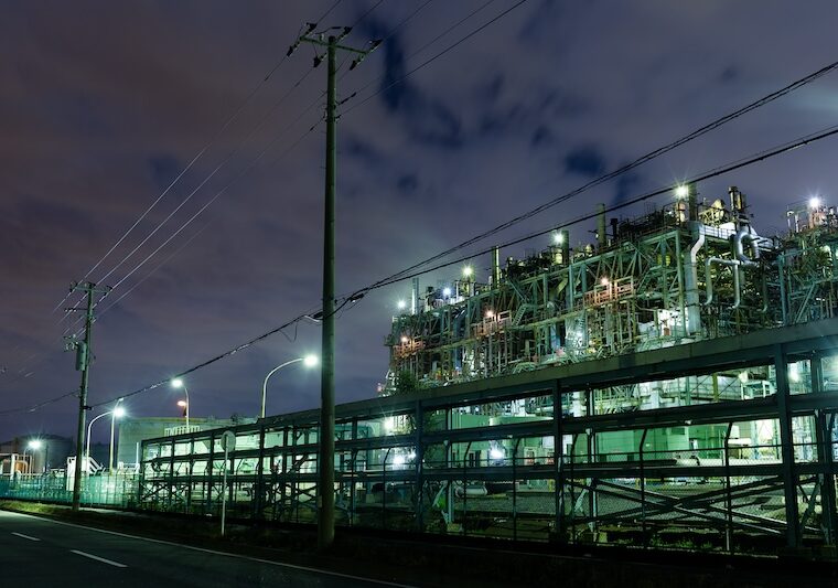 Elinfrastruktur vid järnväg och industrimiljö upplyst nattetid