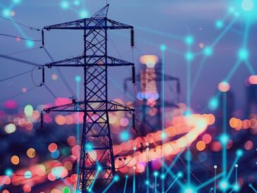 Industrianläggning med kraftledningar och rök mot kvällshimlen