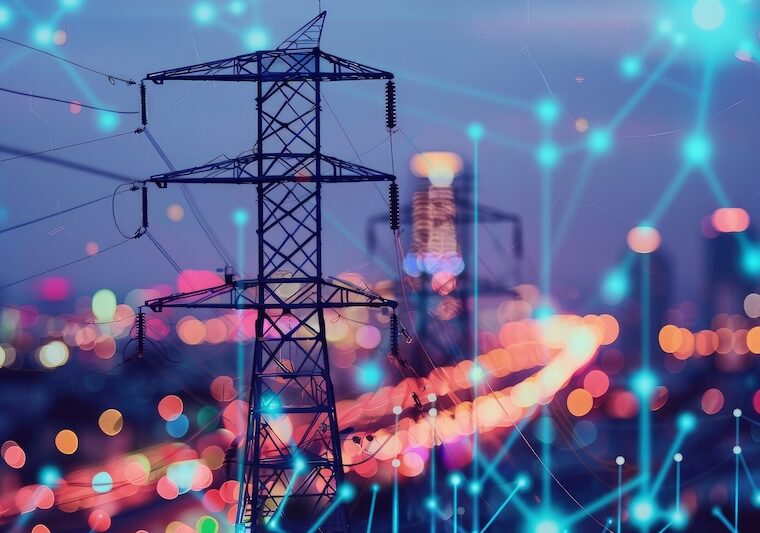 Industrianläggning med kraftledningar och rök mot kvällshimlen