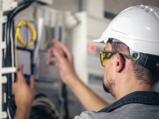 Elektriker vid elskåp