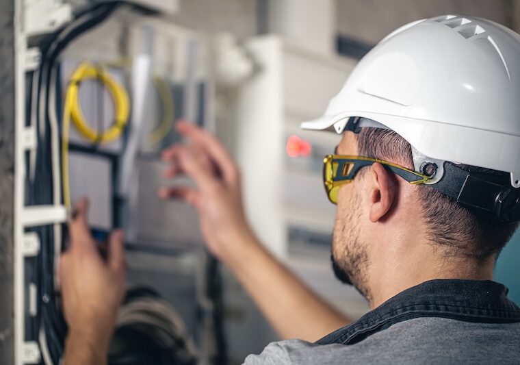 Elektriker vid elskåp